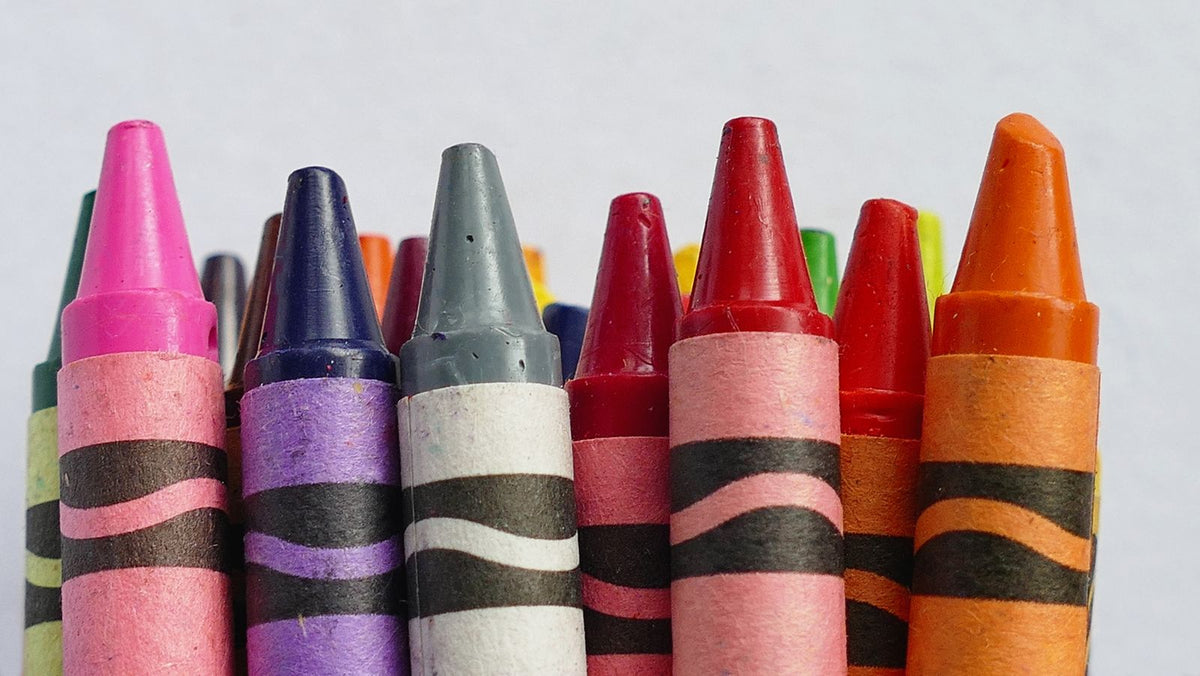 Craies de couleur alignées, loisirs créatifs pour enfants