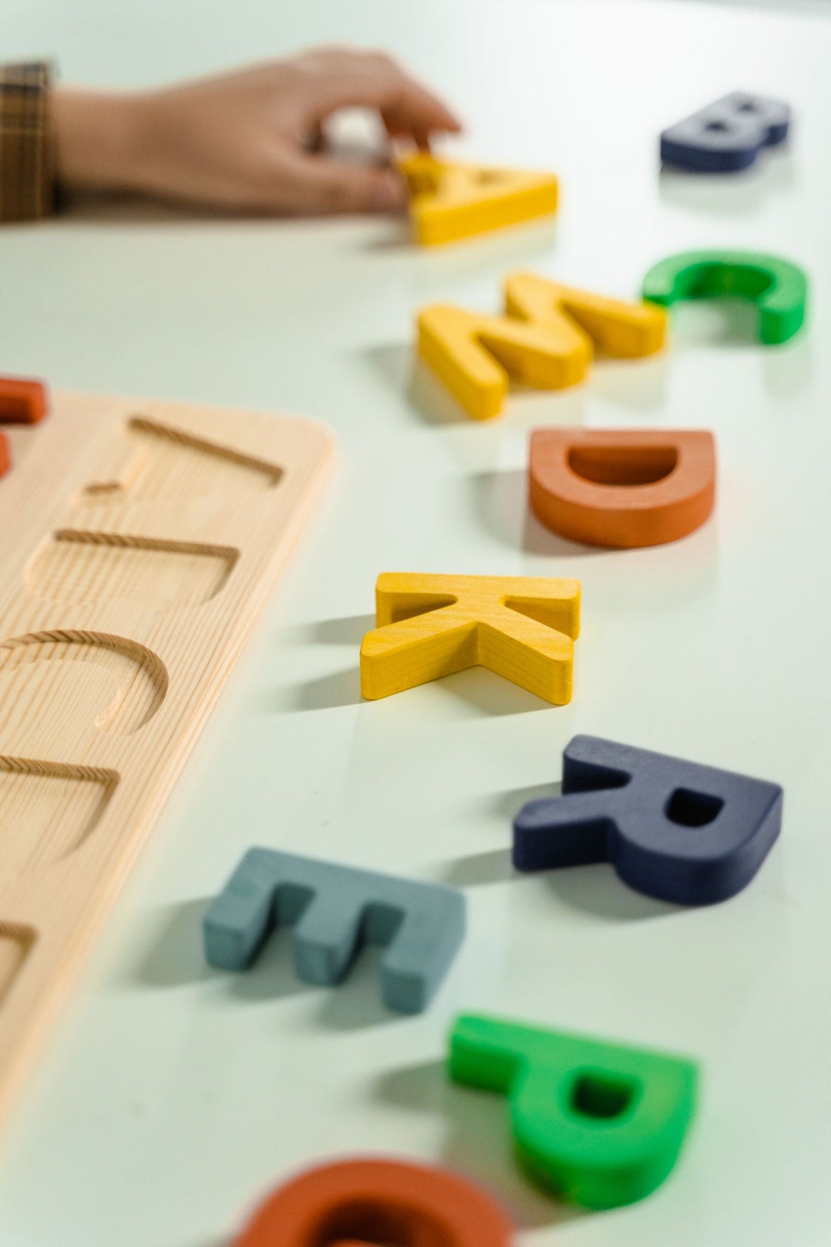 Lettres de l'alphabet en bois coloré et plateau d'encastrement
